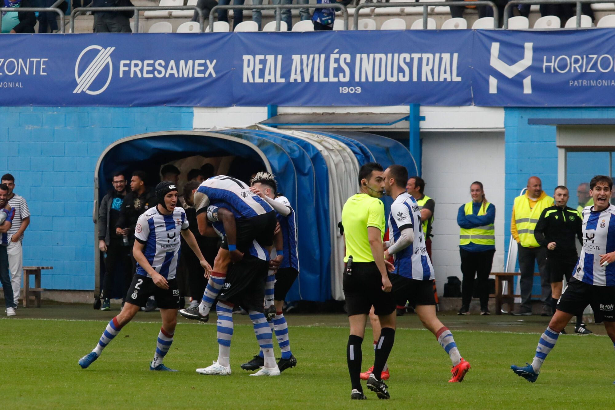 EN IMÁGENES: Ammbientazo en el play-off del Real Avilés contra el Antoniano