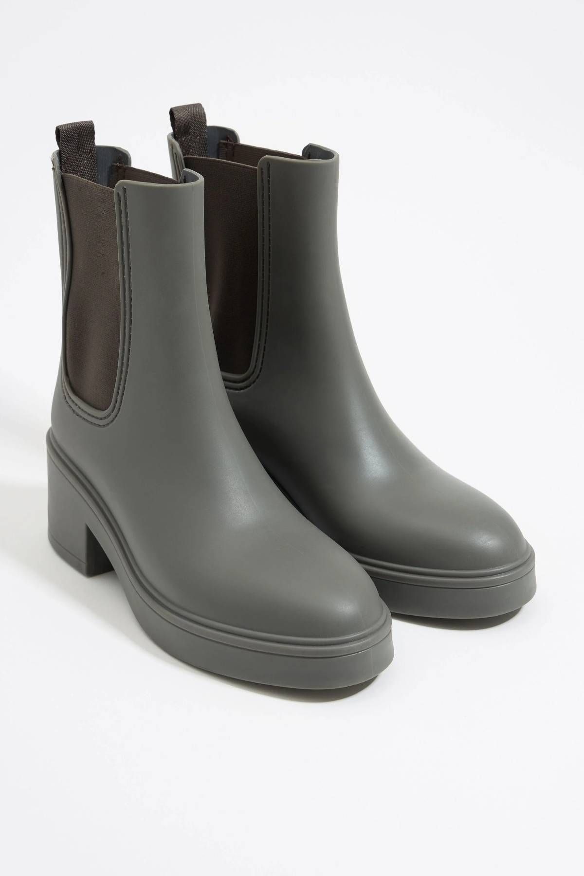 BOTAS GOMA AGUA | 8 Botas Y Botines De Agua (y Cómo Combinarlos) Para Superar Los Días De Lluvia Con Matrícula De Honor En Estilo