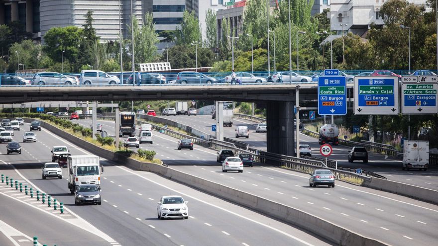 Vehículos en la M-30 de Madrid.