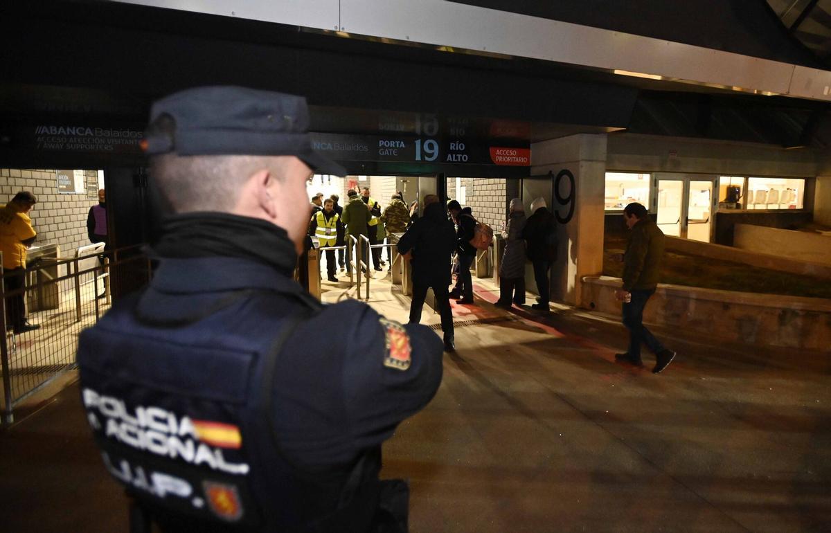 Dispositivo de la Policía Nacional en un partido de riesgo en Balaídos, el que enfrentó al Celta y al Real Madrid