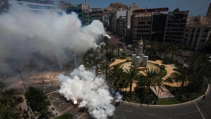 Panorámica de la plaza de los Luceros durante el disparo de la mascletà de ayer, a cargo de Pirotecnia Alpujarreña.