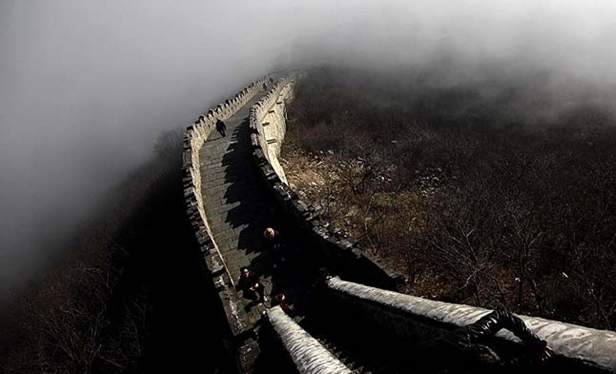 Turistes caminen per la Gran Muralla Xinesa coberta de boira a Simatai, als afores de Beijing (Xina).