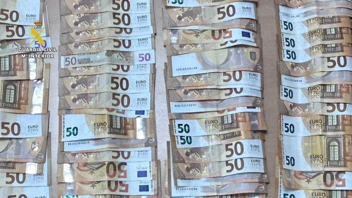 El detenido tenía 7.500 euros en metálico.