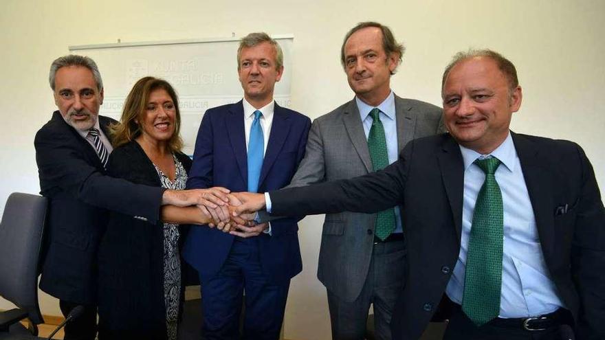 Cores, Rueda, Beatriz Mato, Colmenares y Casal en la firma del pacto ambiental entre Xunta y Ence.// G. S.