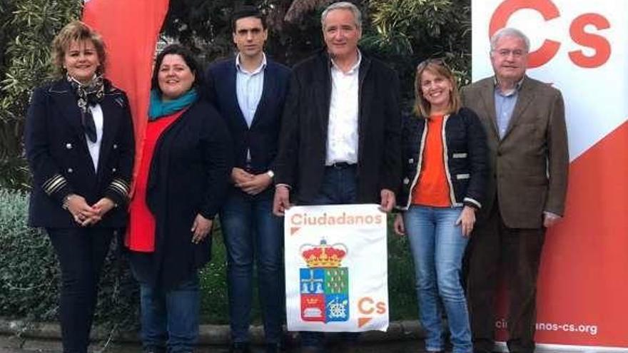 Javier Hurtado, con el cartel de Ciudadanos, con miembros de la formación.