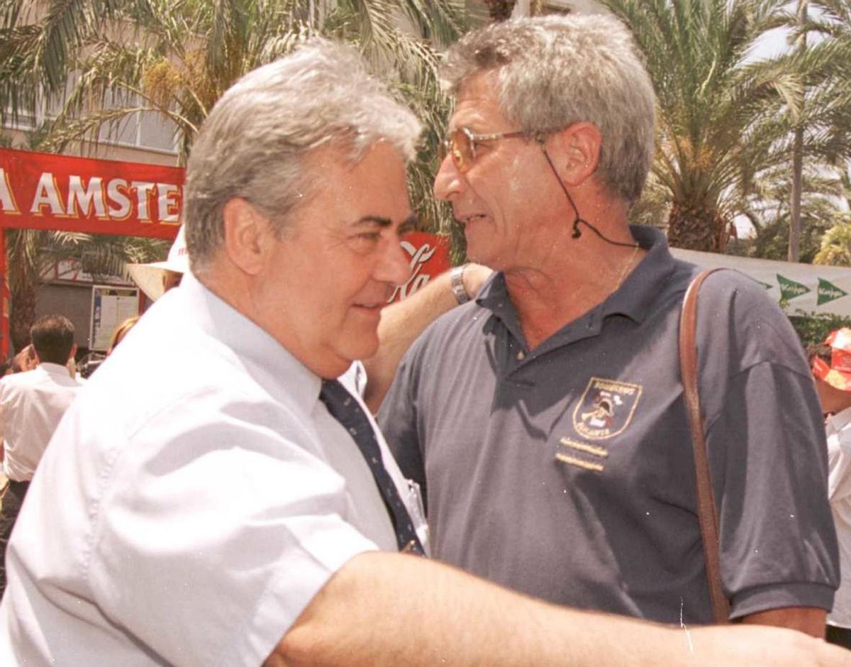 El alcalde Luis Díaz Alperi conversa con el entonces jefe de los Bomberos, Ildefonso Prats. | PILAR CORTÉS