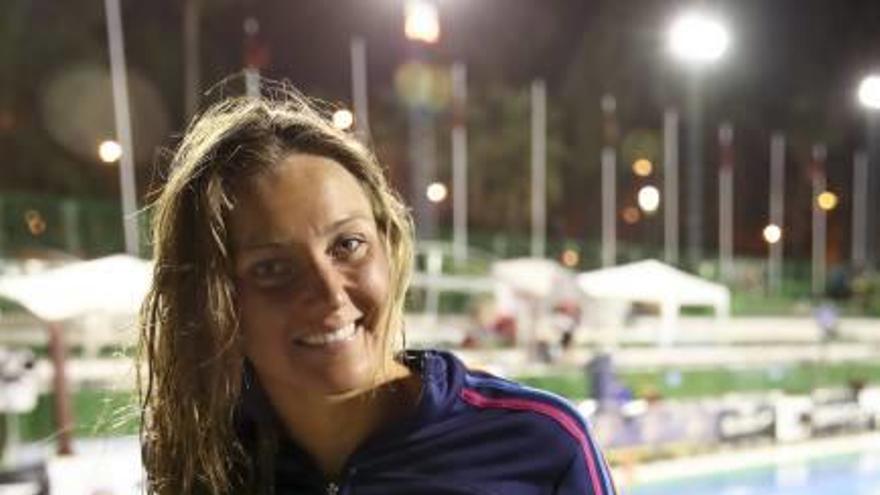 Melani Costa posa en la piscina del CN Metropole de Las Palmas.