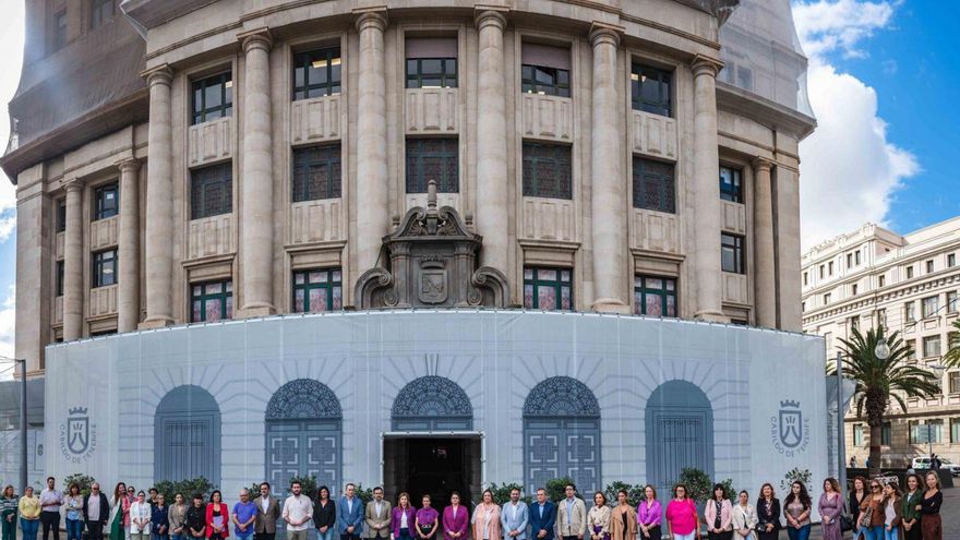 Concentración contra la violencia machista celebrada ayer en la sede del Cabildo de Tenerife. | | E.D.