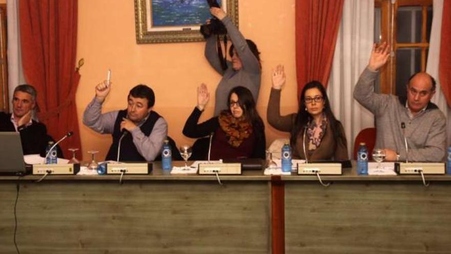Miembros del PP en el grupo de gobierno, durante una de las votaciones del pleno de ayer.  //  Muñiz