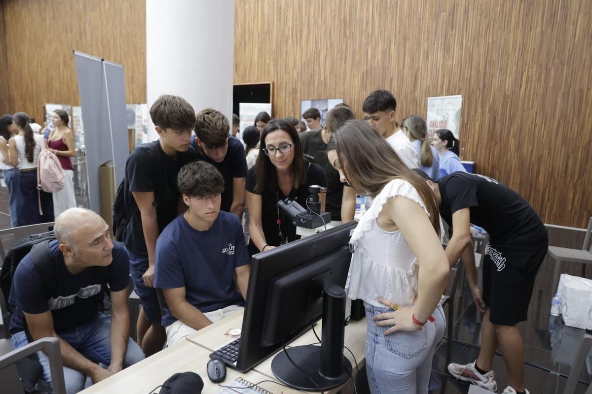 La directora científica de Isabial en el microscopio en uno de los talleres