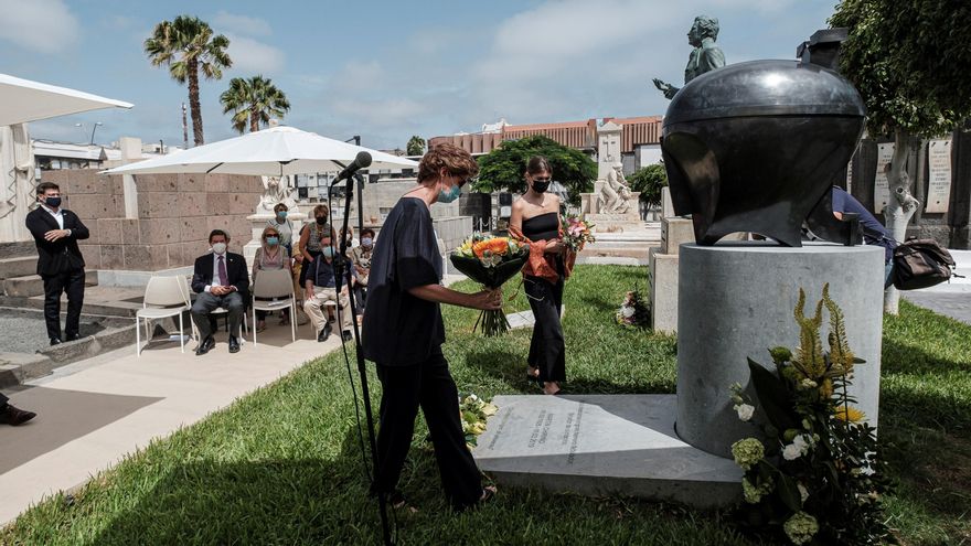 Martín Chirino ya descansa bajo el monumento funerario que él mismo diseñó