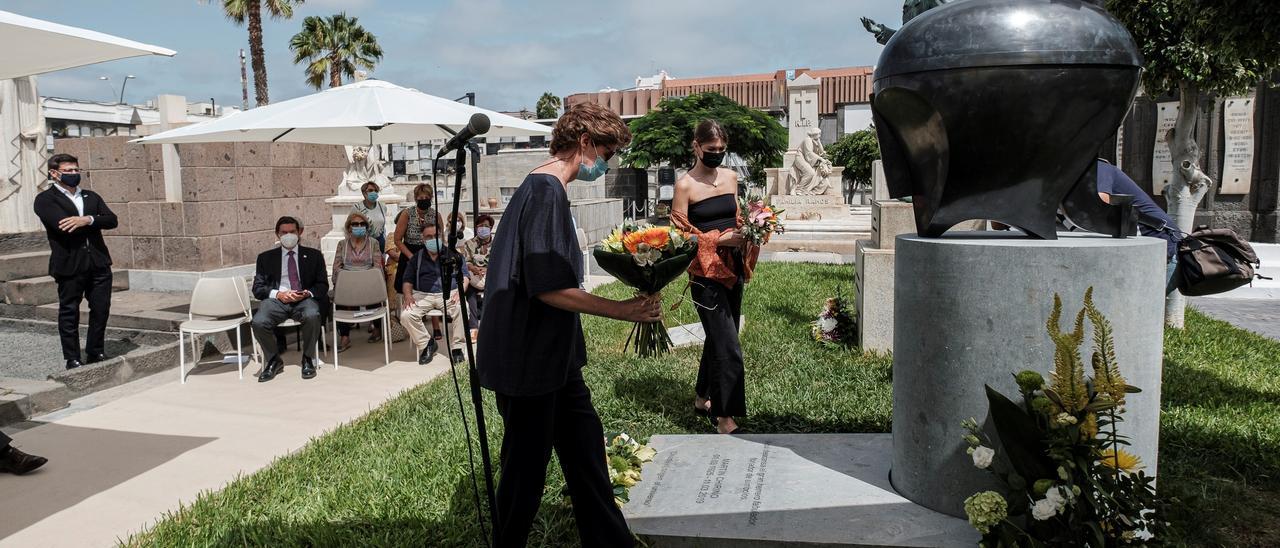 Martín Chirino ya descansa bajo el monumento funerario que él mismo diseñó