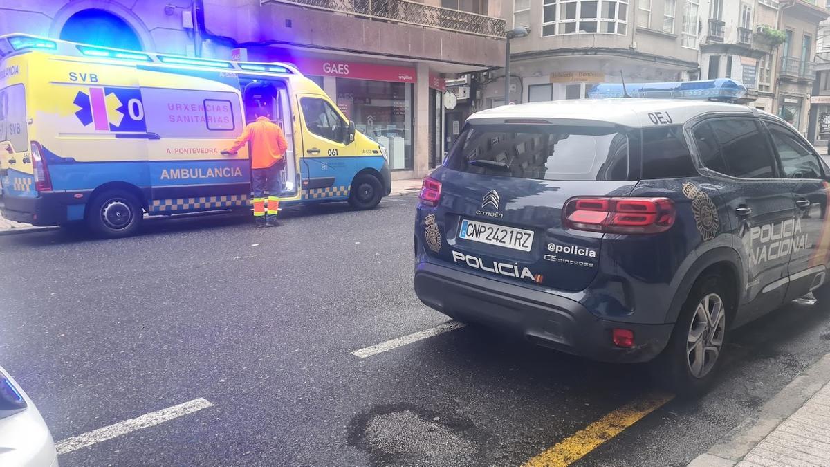 Uno de los vehículos policiales y la ambulancia que ayer tuvieron que intervenir, en Vilagarcía.