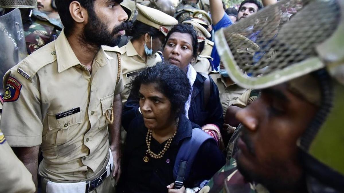 La policía escolta a mujeres que no lograron entrar en el templo de Sabarimala el 24 de diciembre del 2018.