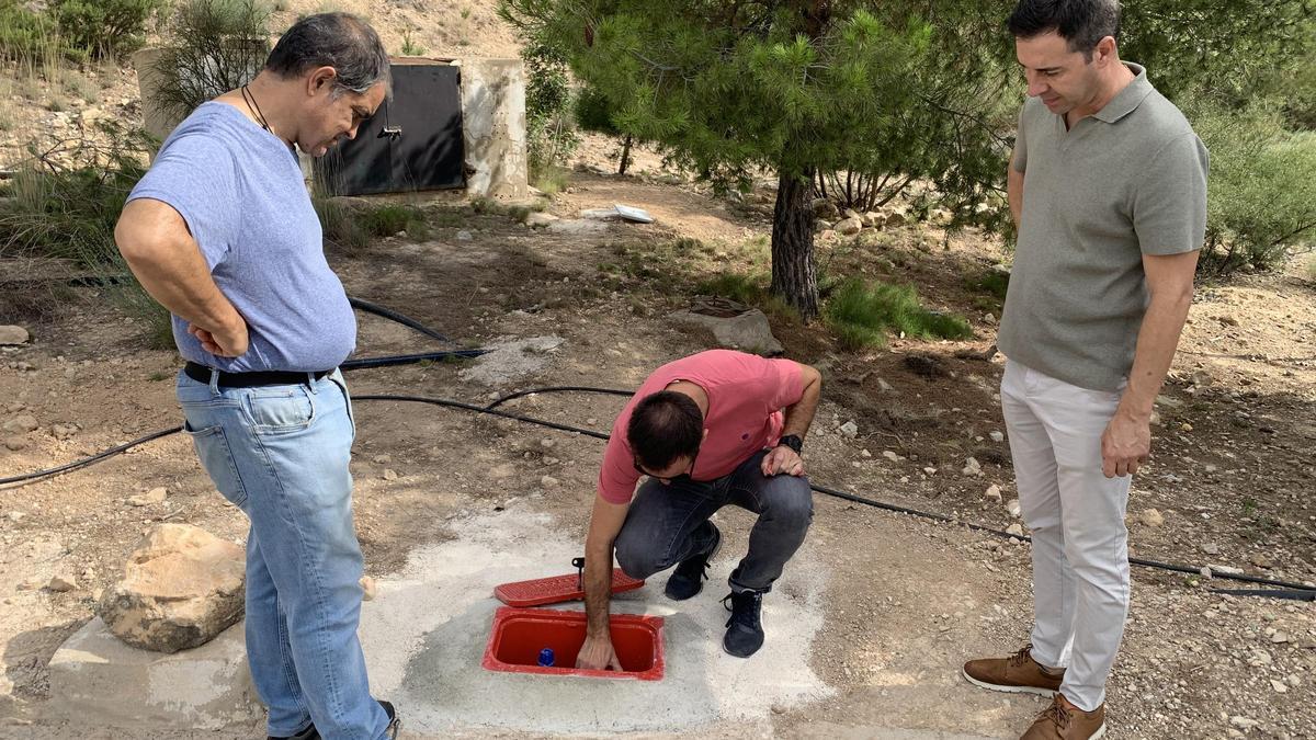 El edil Miguel Ángel Sánchez con técnicos comprueban los nuevos hidrantes para los bomberos en la sierra de Crevillent