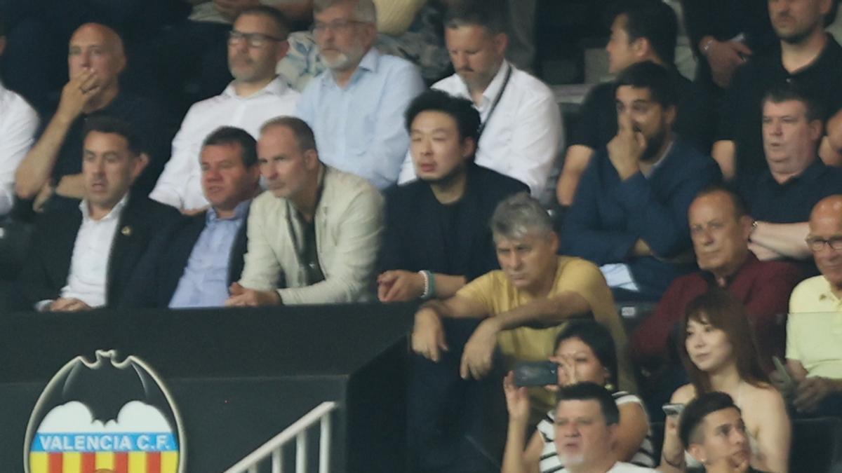 Kiat Lim, en el centro, asiste al partido entre el Valencia CF y el Newcastle.