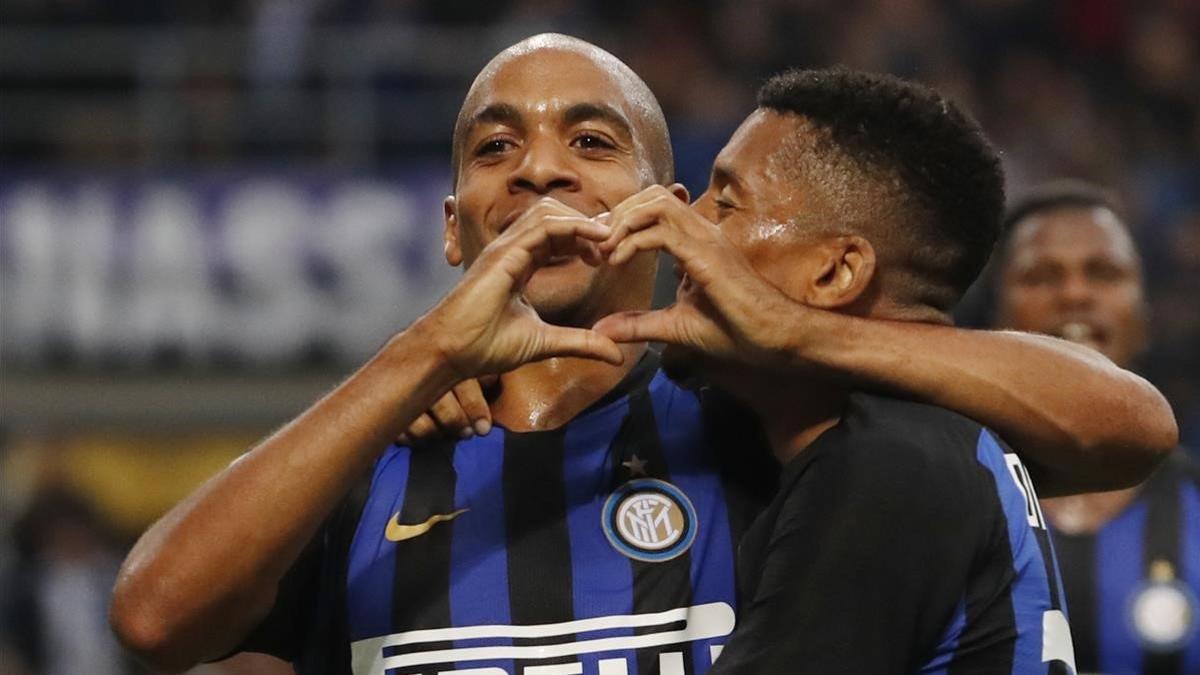 Joao Mario, felicitado por Dalbert. celebra el gol marcado con el Inter al Genoa.