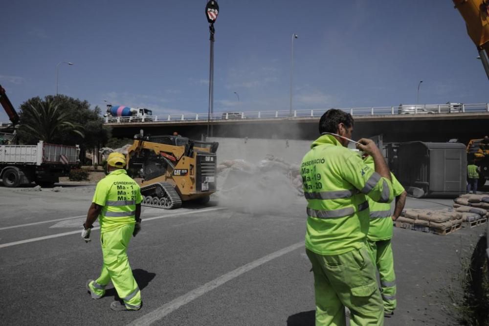 Un camión vuelca en una rotonda bajo la Vía de Cintura