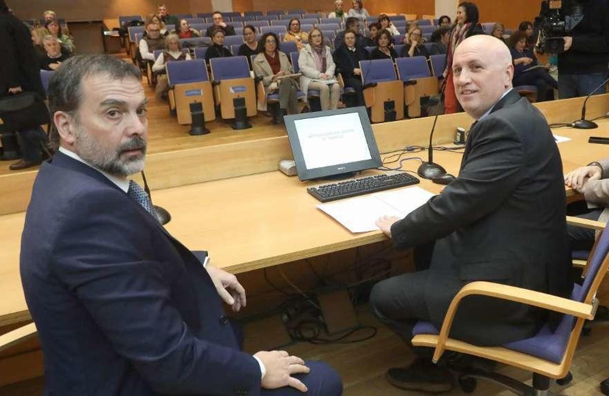Jorge Aboal, izquierda, y Fernández Campa, en una reunión con profesionales del Sergas. // X. Álvarez