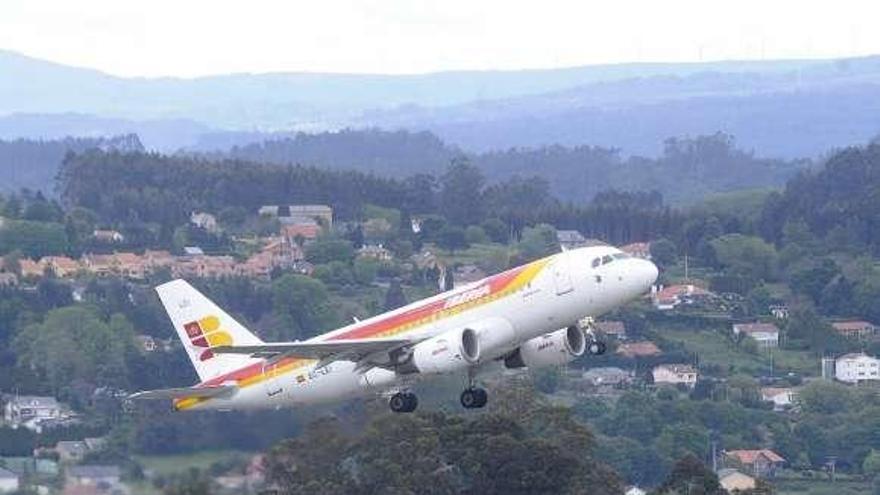 Un avión despega del aeropuerto de Alvedro.