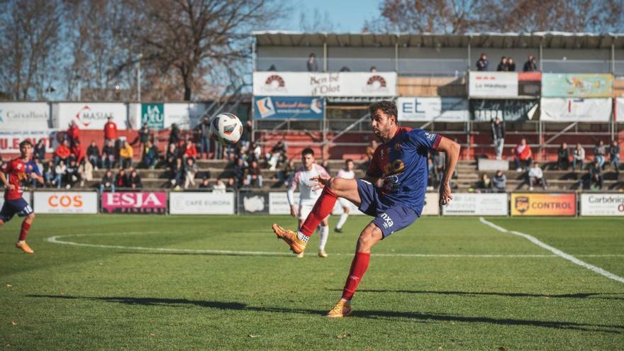 Manel Busquets controla una pilota durant un moment del matx contra el Mallorca B