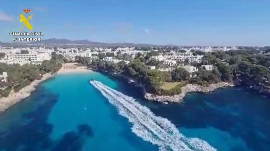 Drogenschnellboot vor Mallorca: Die Vorfolgungsjagd vom Meer bis an den Urlauberstrand im Video