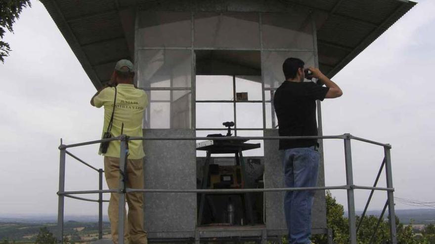 Trabajadores del servicio de incendios controlan desde una torre de vigilancia.