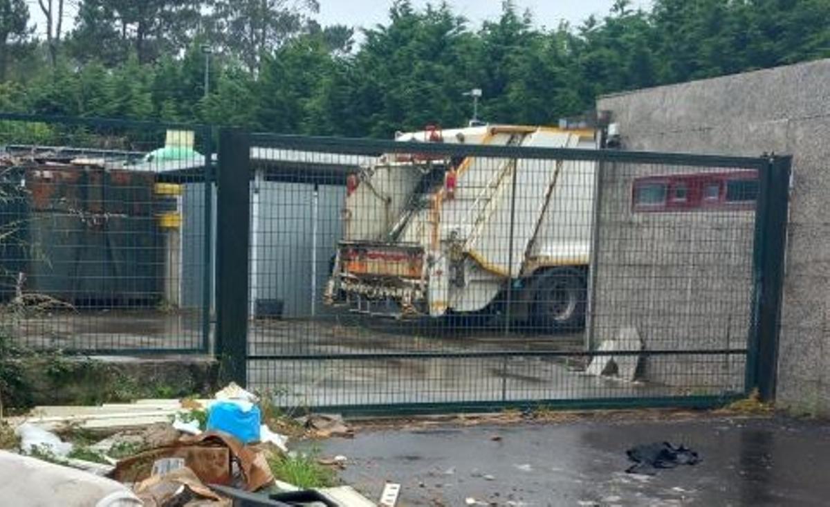 Camión estacionado no punto limpo de Muxía