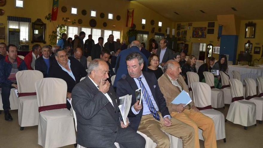 Alcaldes y asistentes a la presentación de los itinerarios turísticos relacionados con Cervantes, por Sanabria. A la derecha, Leandro Rodríguez explica las rutas.