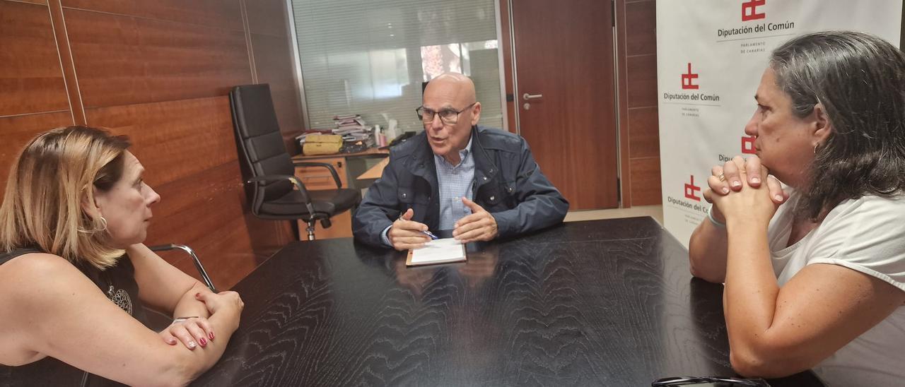 Reunión de Teresa Hernández y Ana Mengíbar con Rafael Yanes