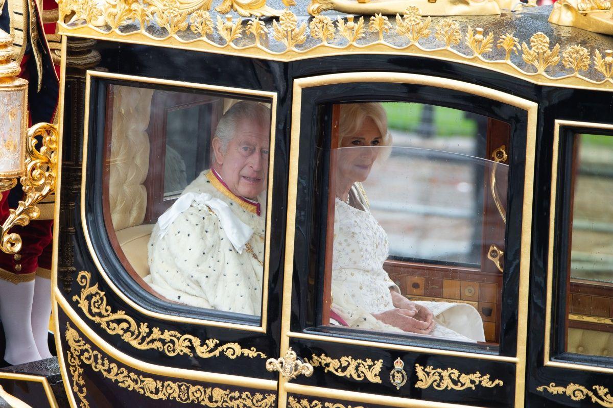 Los reyes de camino de Buckingham Palace a la abadía de Westminster