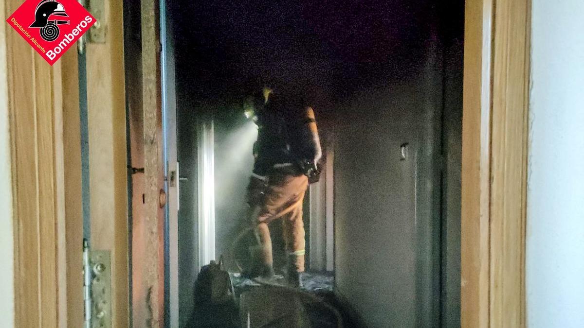 Aparatoso incendio en un cuarto piso en La Mata