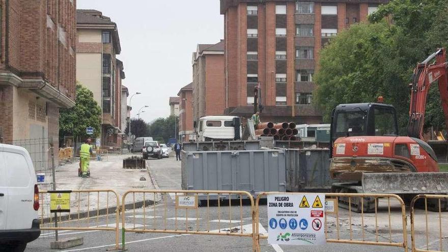 Obras de reurbanización de la calle Monte Naranco de Lugones.