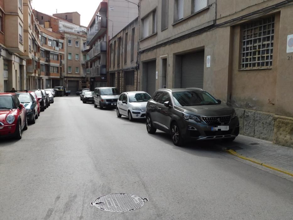 La vorera del carrer de la Maternitat d’Elna, plena de cotxes aparcats