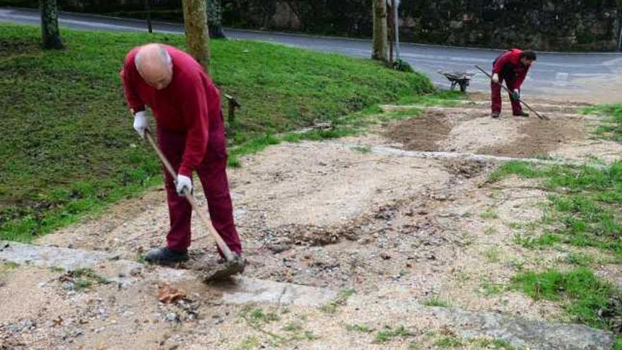 Personal del Obradoiro de Emprego arreglan el acceso al monte de A Pastora.  // Noé Parga