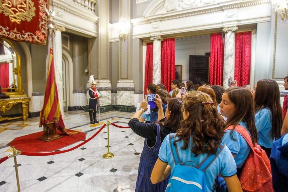 Los valencianos visitan la Real Senyera, expuesta en la sala de cristal