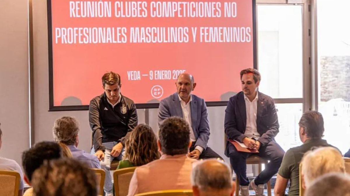El presidente de la RFEF, Rafael Louzán, con los clubes no profesionales