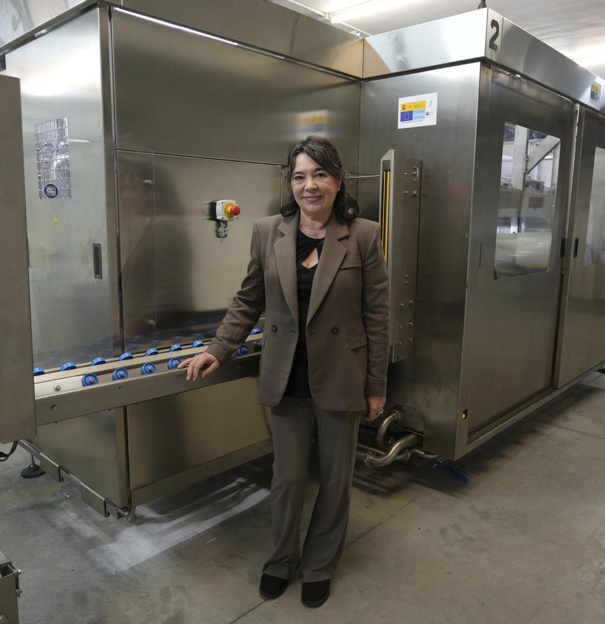 La profesora Salud Serrano, en la Planta Piloto de Tecnología de los Alimentos. | CHENCHO MARTÍNEZ