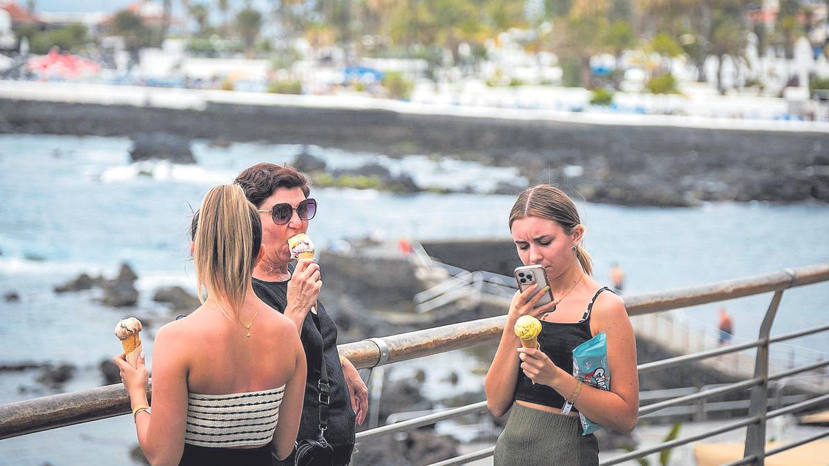 Tres mujeres se toman un helado para refrescarse del calor de estos días en el Archipiélago.