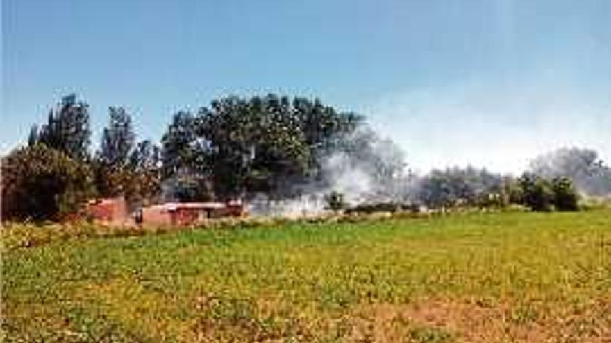 Incendi de de matolls a Espolla