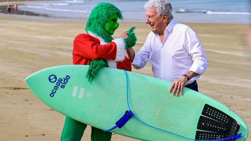 El Grinch surfea Las Canteras por una buena causa