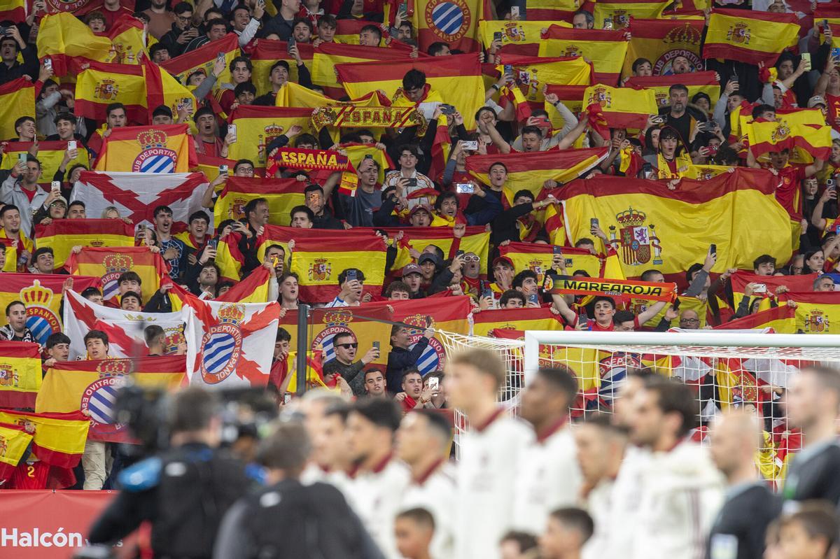 Aficionados ondean banderas en el RCD Estadium para presenciar el partido amistoso entre las selecciones de España y Egipto. Fotografía de Jordi Cotrina
