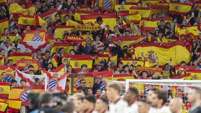 Cornellà El Prat. 31.03.2026. Deportes. Aficionados ondean banderas en el RCD Estadium para presenciar el partido amistoso entre las selecciones de España y Egipto. Fotografía de Jordi Cotrina