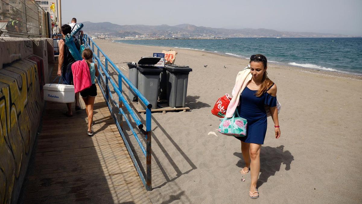 Usuarios de Sacaba Beach abandonan la playa tras su cierre por el vertido de aguas fecales en la zona.