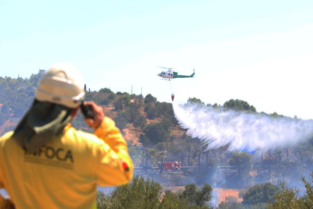 Un incendio en Torremolinos corta la A-7 y colapsa la MA-20