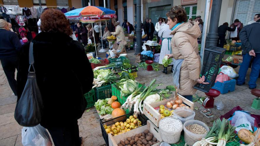 Uno de los puestos de plaza de los lunes en Hermanos Orbón.