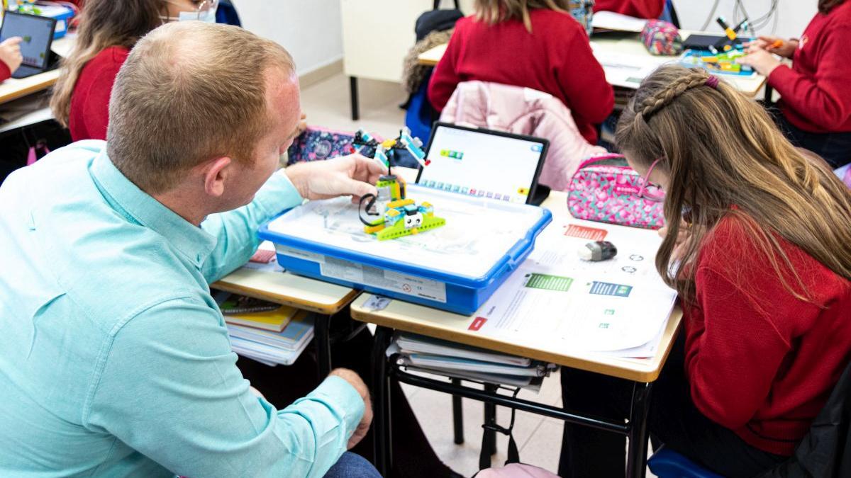 Un docente trabajando en el aula con materiales del proyecto Go STEAM del Grupo Edelvives.