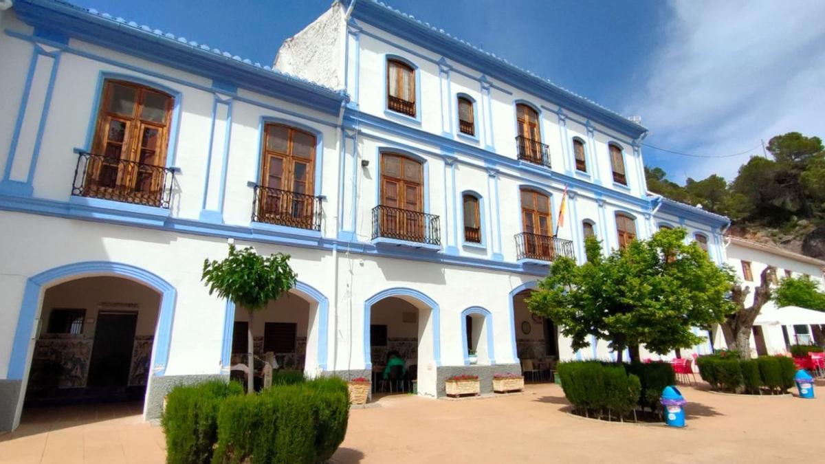 El restaurante de la Ermita de Chelva, en una imagen el pasado mes de mayo, con las mesas instaladas bajo el pórtico. | FERNANDO BUSTAMANTE