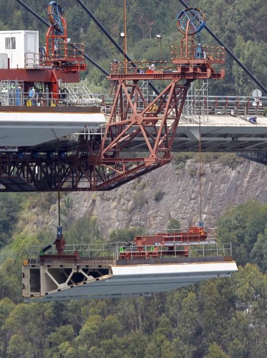 Instalación de los tableros en el puente de Rande