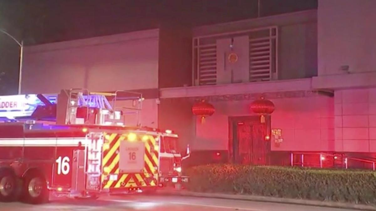 Un coche de bomberos a las afueras del consulado chino en Houston.